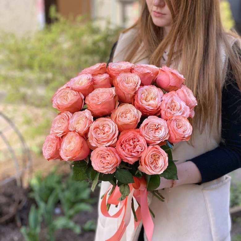 Монобукет из пионовидных коралловых роз