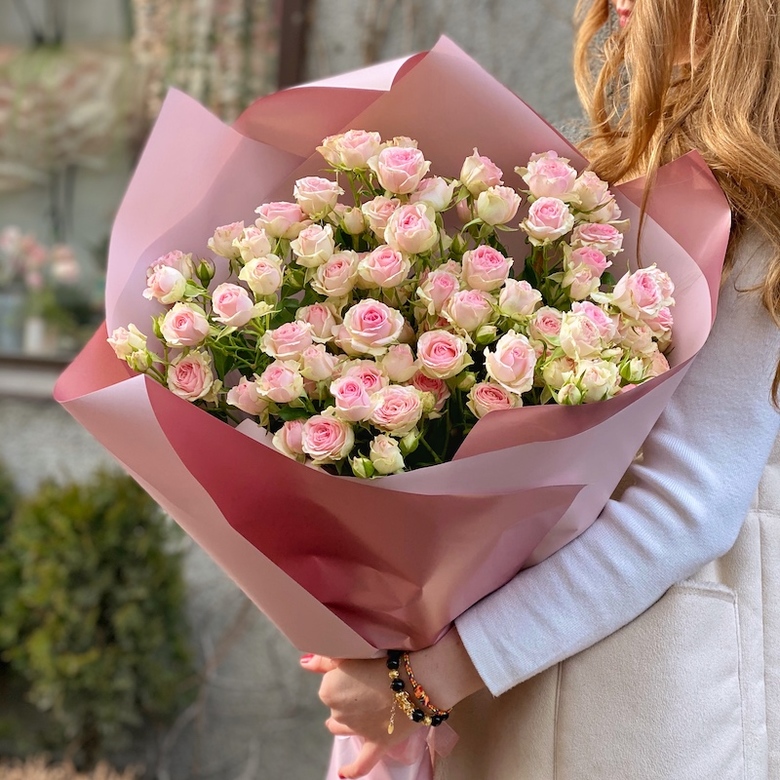 Монобукет из кустовых розовых роз