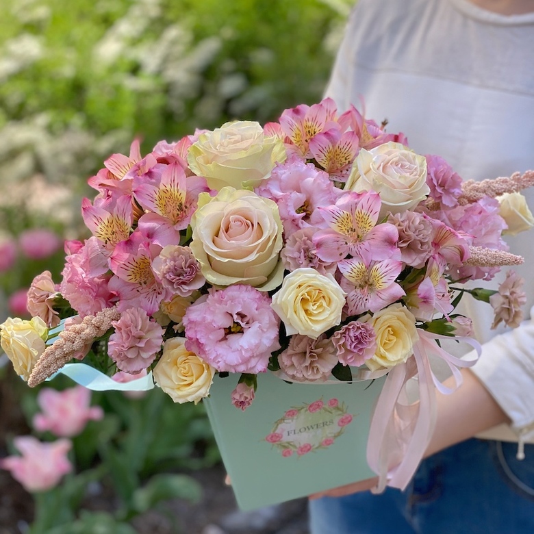 Коробка с цветами  "Best Wishes"