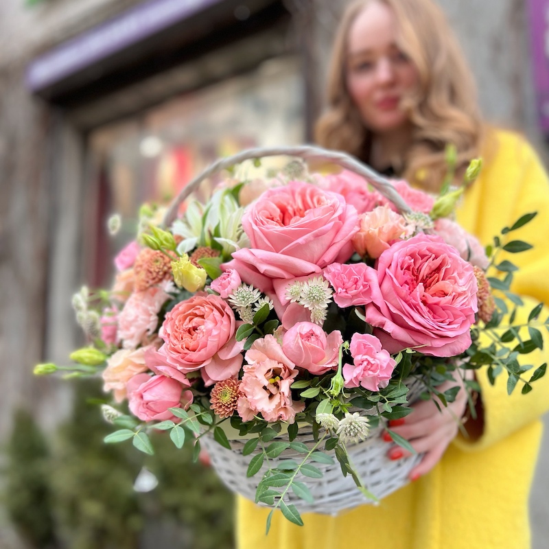 Корзина с цветами  "Улыбка Моны Лизы"