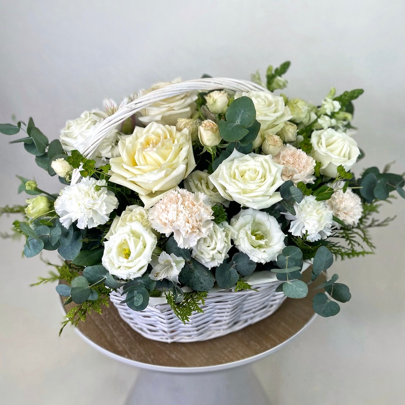 Корзина с цветами "Белый танец"