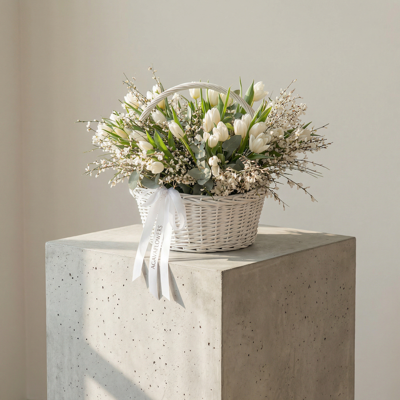 Корзина с белыми тюльпанами "Белая весна"