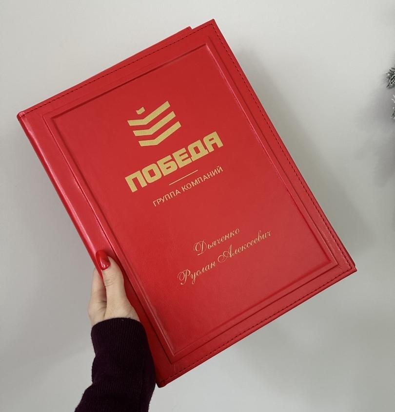 Красная папка на подпись с гравировкой логотипа и ФИО