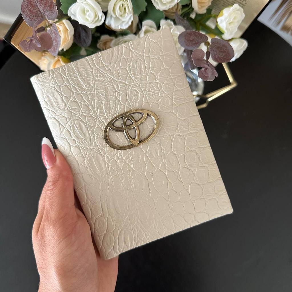 женская обложка на автодокументы с знаком Тайота