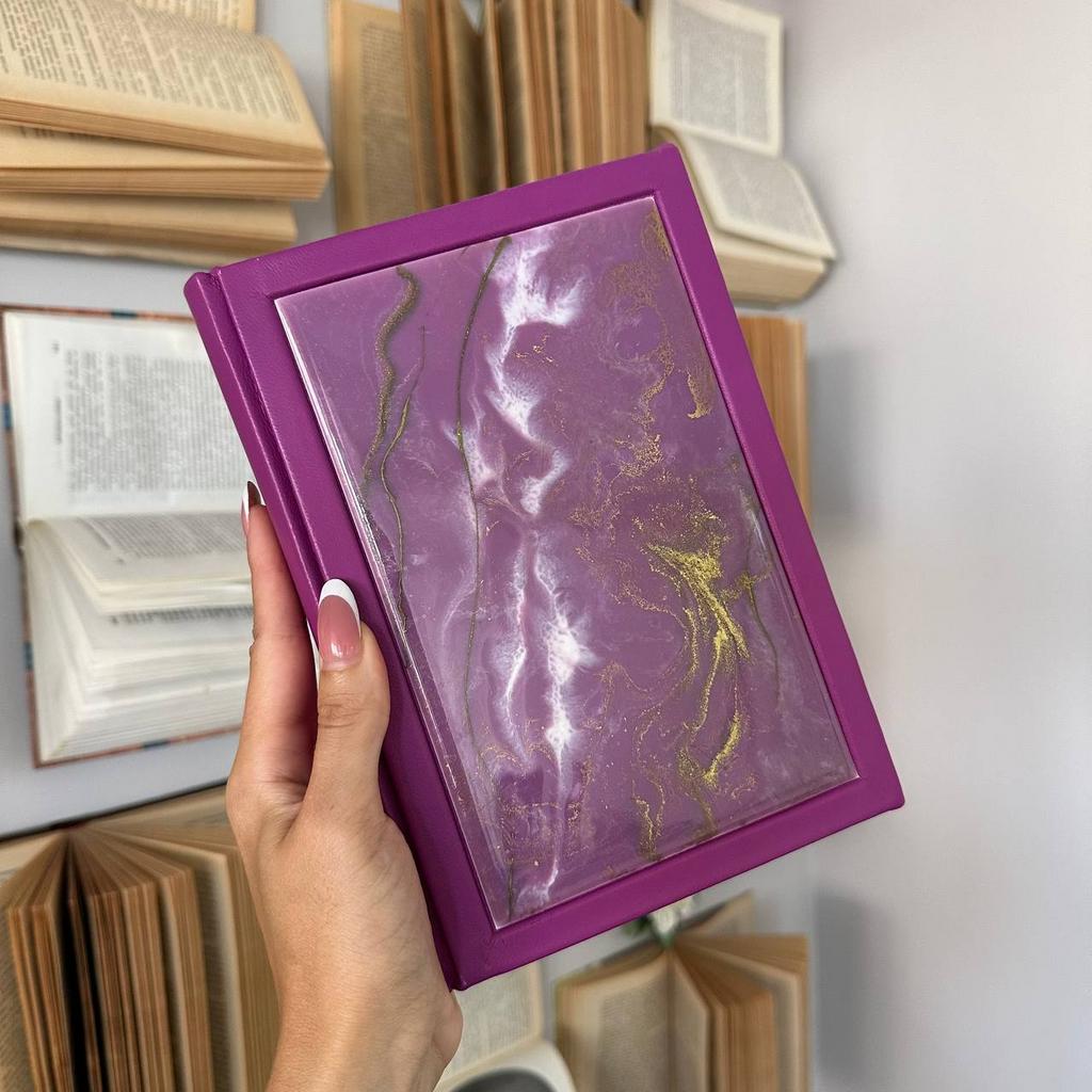 Ежедневник из кожи с мраморной вставкой из смолы  розового цвета с золотыми акцентами