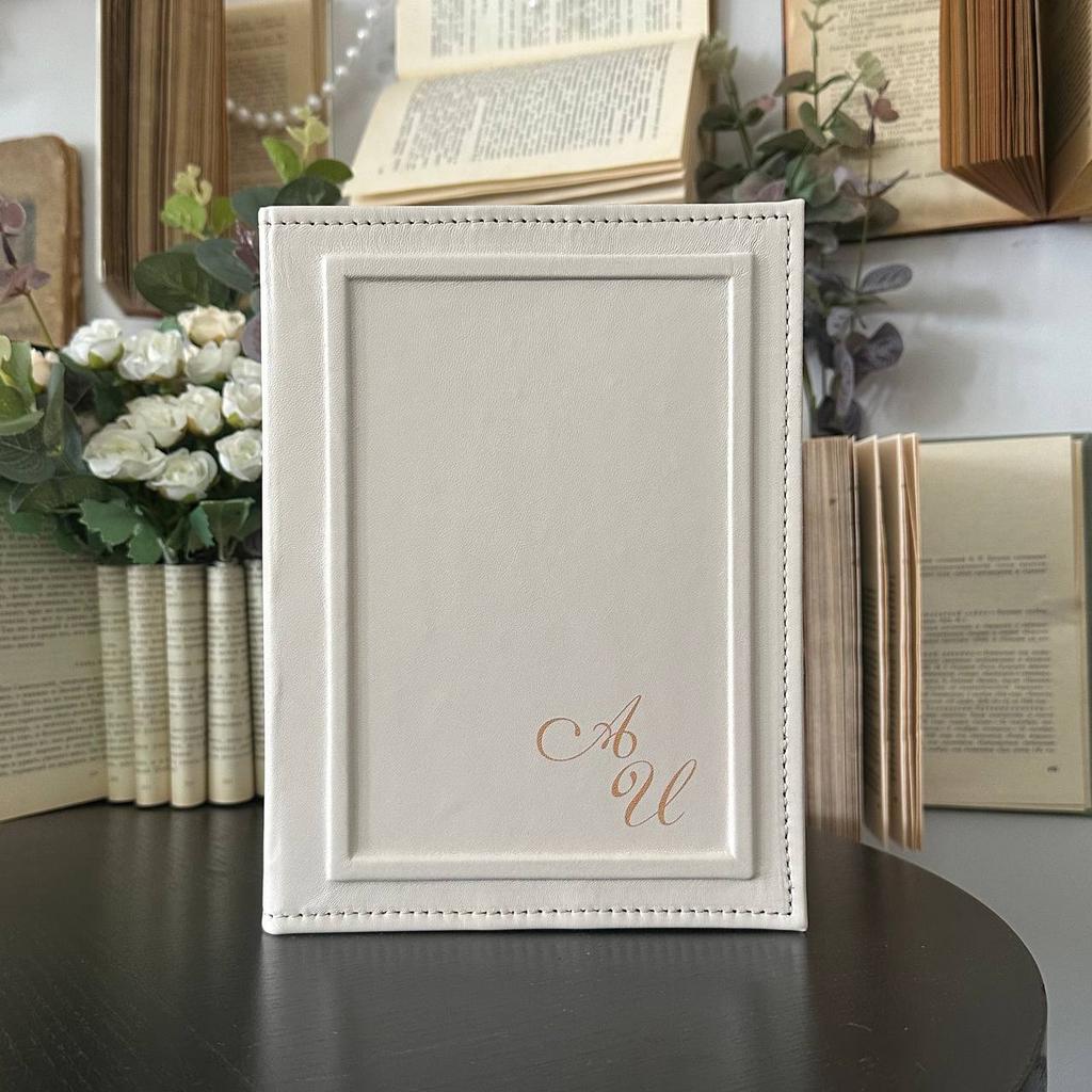 именной ежедневник из молочной натуральной кожи с сменным блоком и инициалами золотым цветом