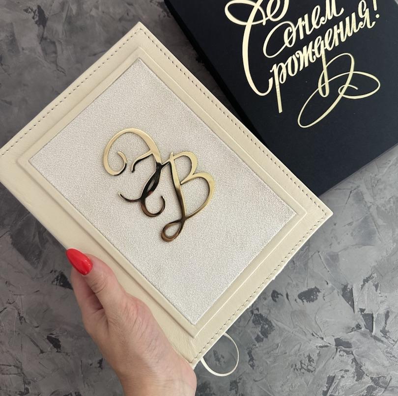 Качественный ежедневник с сменным блоком, обложка из натуральной кожи с вставкой алькантары и индивидуальными металлическими инициалами