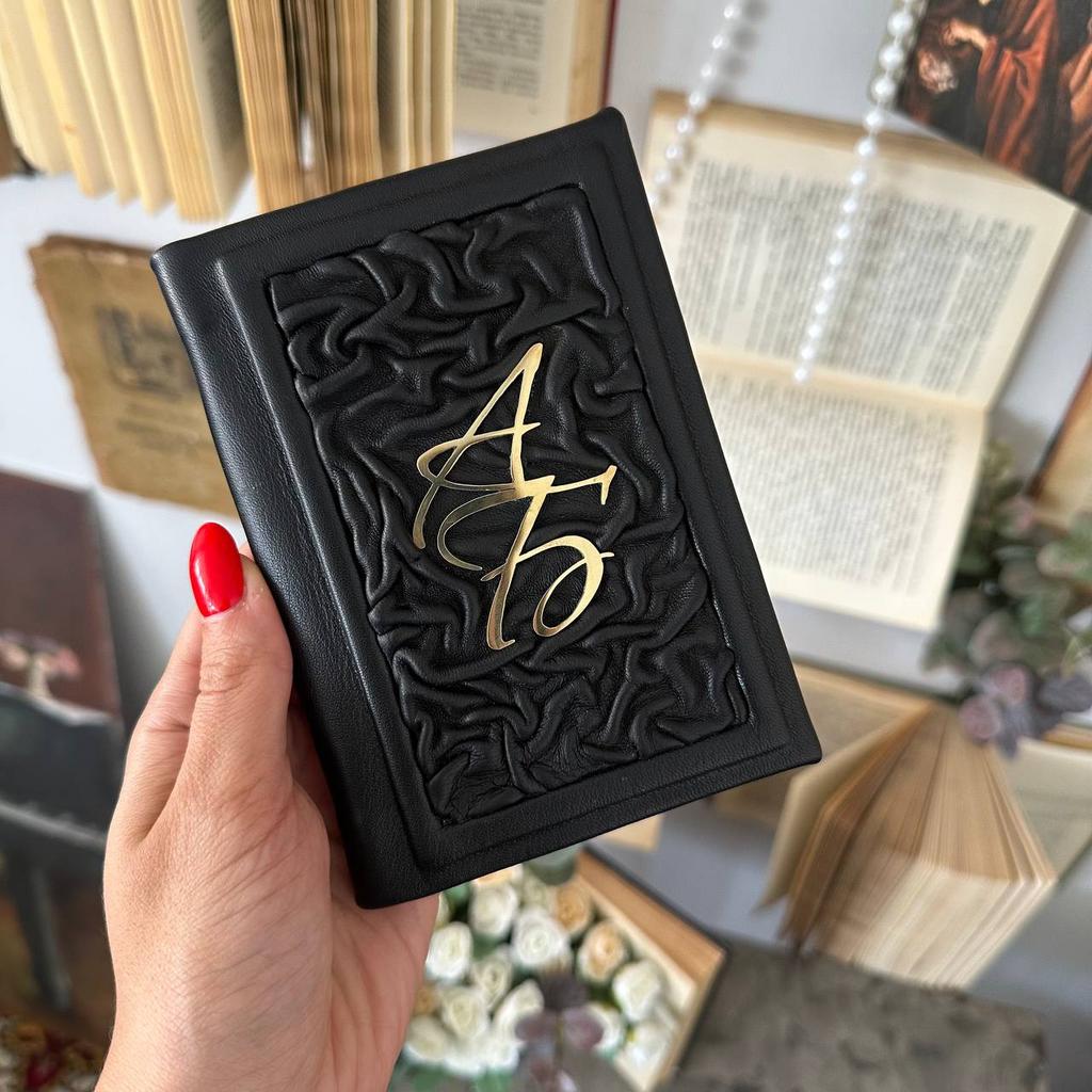 Именная обложка на паспорт из натуральной кожи с жатым узором и гравировкой из латуни. Стильный и долговечный аксессуар для документов, выполненный с индивидуальным дизайном.