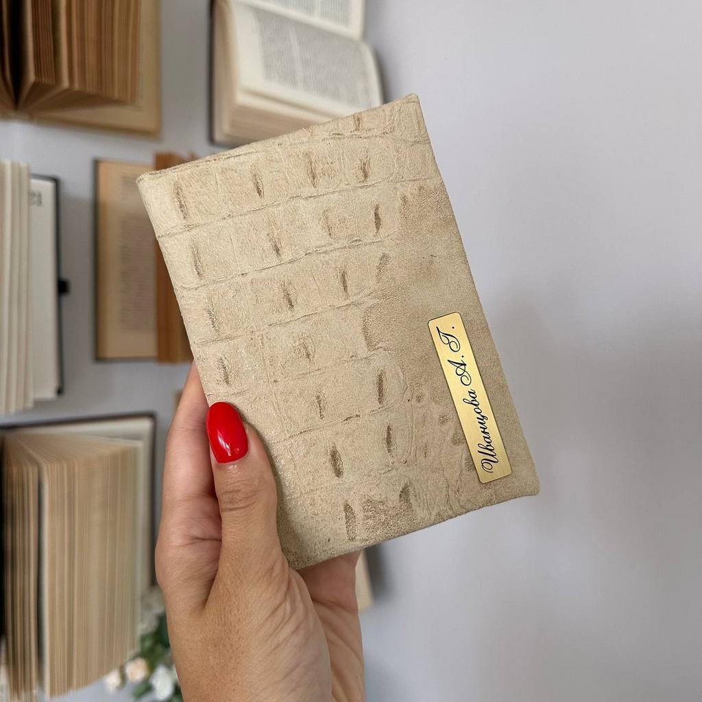 Обложка на паспорт из натуральной замши бренда Avallova Luxury  book с фактурой под рептилию. Стильный и практичный аксессуар для документов.