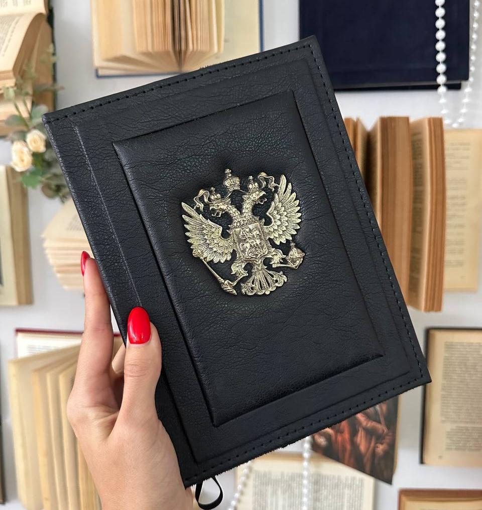 Именной ежедневник премиум-класса с объёмным бронзовым гербом. Сделан вручную в мастерской Avallova Luxury Book.