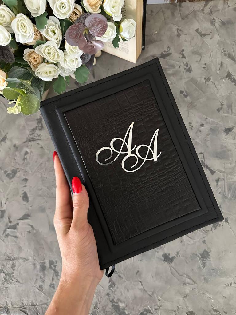 Эксклюзивный именной ежедневник в натуральной коже — идеальный выбор для тех, кто ценит стиль и качество. На фото представлены разные ракурсы изделия, подчеркивающие его элегантный дизайн и роскошную отделку.
