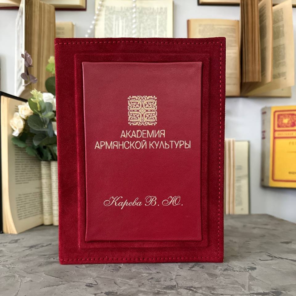 Именной ежедневник из натуральной замши на фоне праздничных деталей. Подарочная упаковка с поздравлением, логотипом и ФИО. Идеальный корпоративный подарок или сувенир.