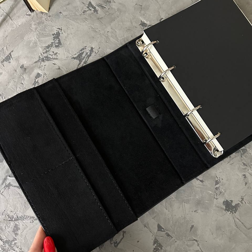 Бархатные карманы внутри обложки именного ежедневника. Удобное хранение визиток, заметок и документов. Персонализация с инициалами и логотипом.