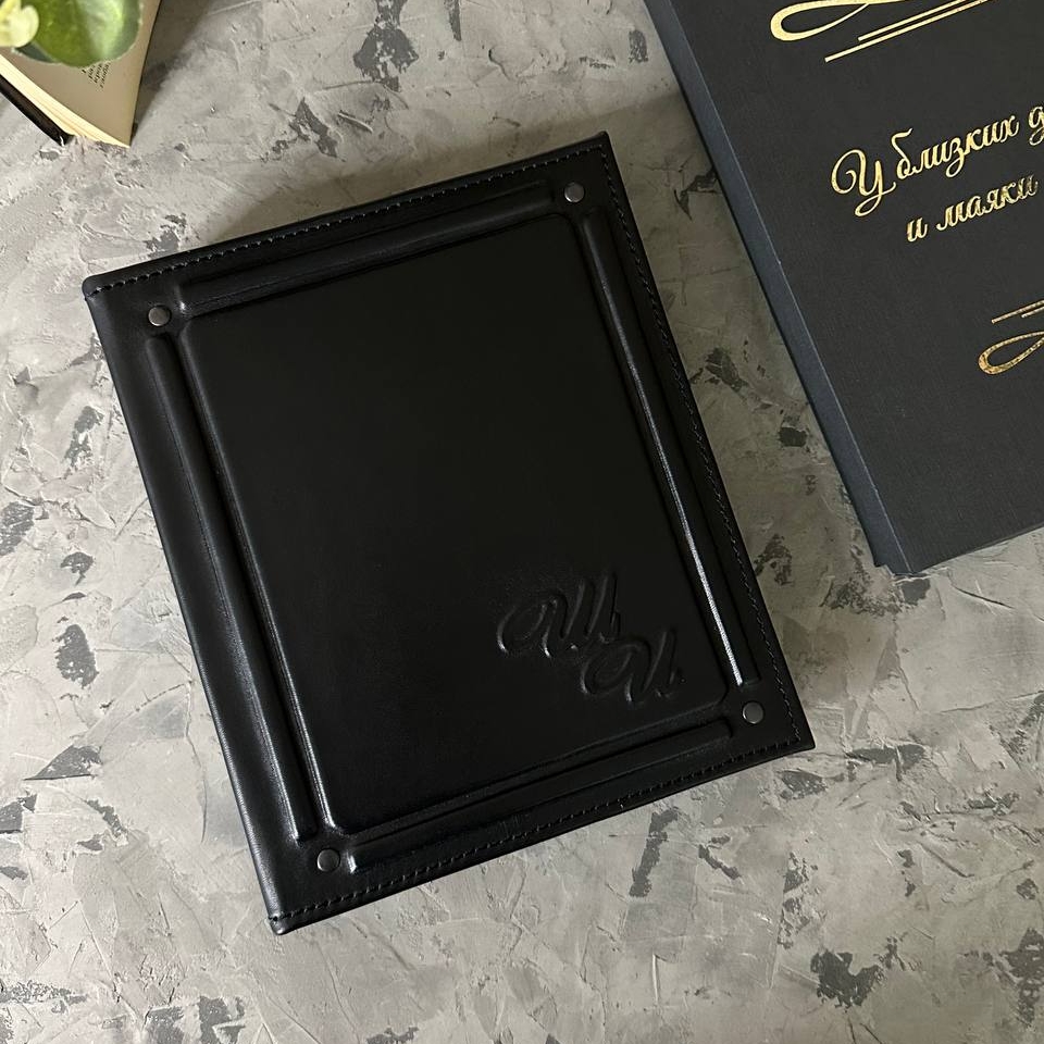 Именной ежедневник из натуральной кожи с фактурными инициалами и декоративным бортиком. Стильная обложка с персонализацией — идеальный подарок с логотипом и инициалами.