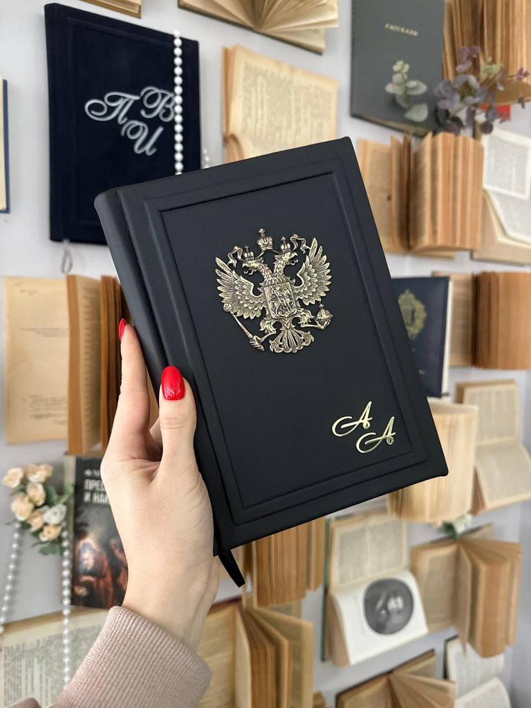 Ежедневник в натуральной коже с бронзовым гербом и латунными инициалами на обложке. Роскошная текстура кожи, тонкая гравировка, элегантный стиль.
