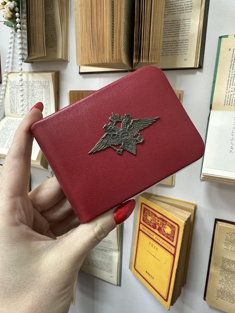 Обложка на удостоверение из красной натуральной кожи с металлическим гербом МВД. Прочная, не гнётся, с магнитной застёжкой.