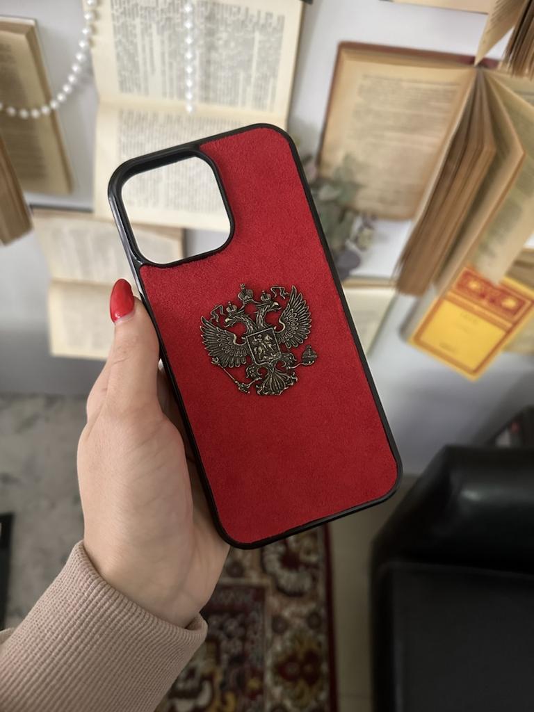 Чехол на айфон с гербом России в металле из красной алькантары