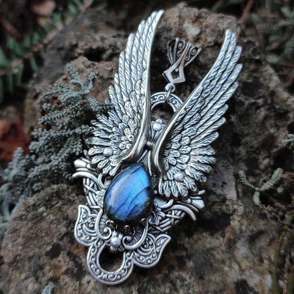 Кулон с крыльями Ангел Лабрадорит ( Лабрадор, Спектролит ) в интернет-магазине авторских украшений Shard Noir