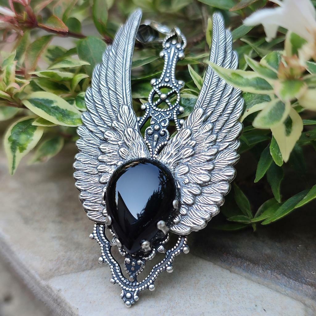 Кулон с крыльями Кассия Черный оникс в интернет-магазине авторских украшений Shard Noir