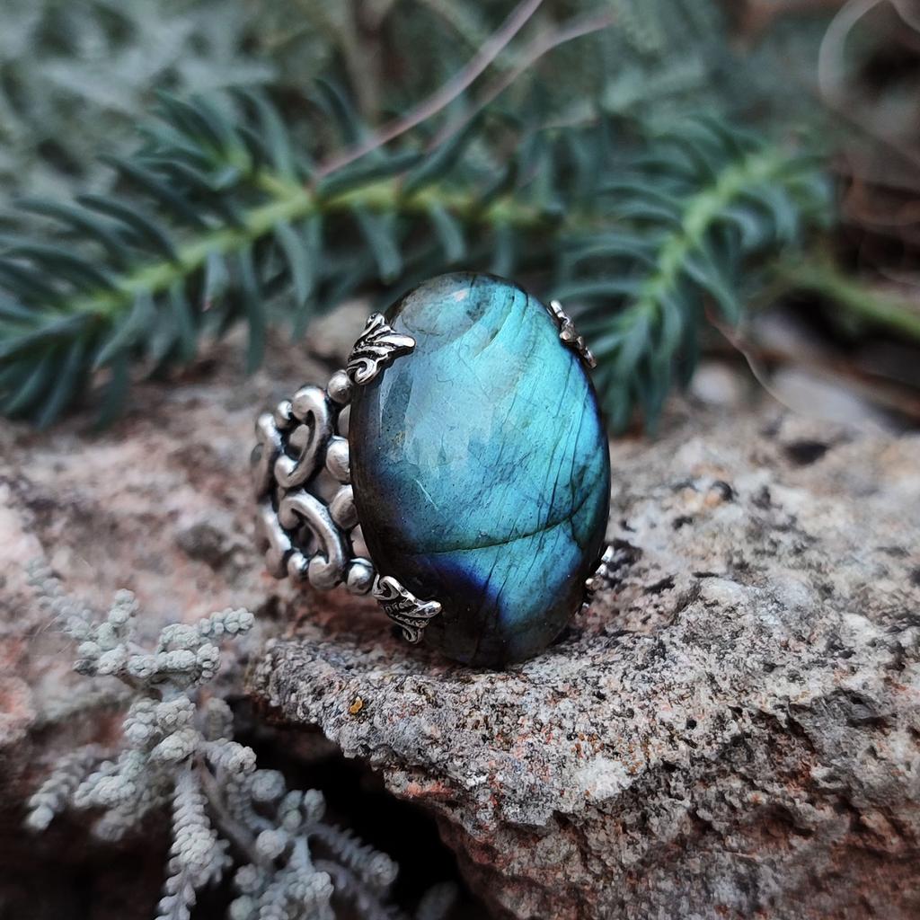 Кольцо с лабрадоритом от Shard Noir