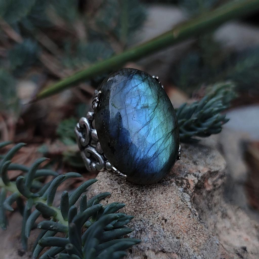 Кольцо с лабрадоритом от Shard Noir