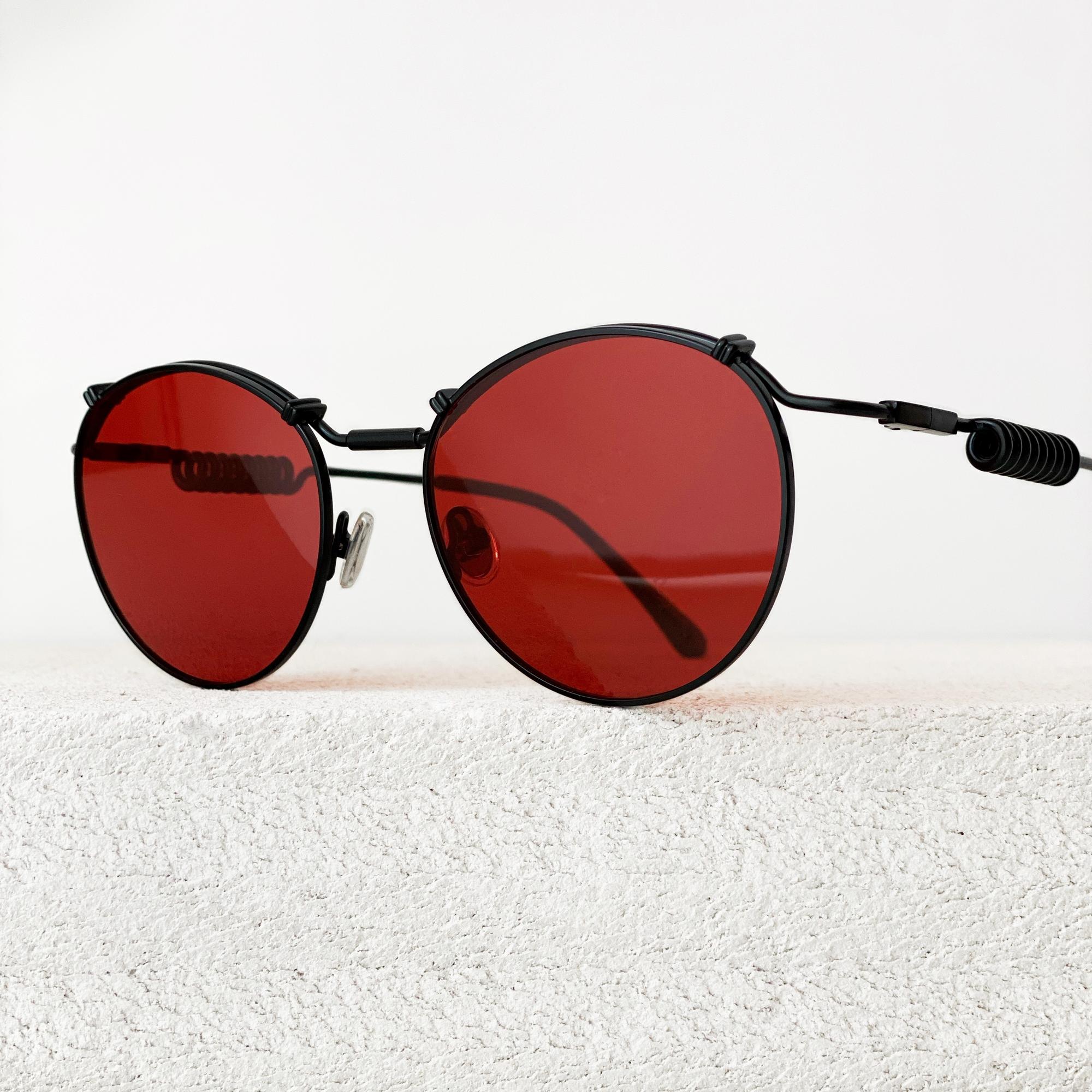 Солнцезащитные очки с красными стеклами