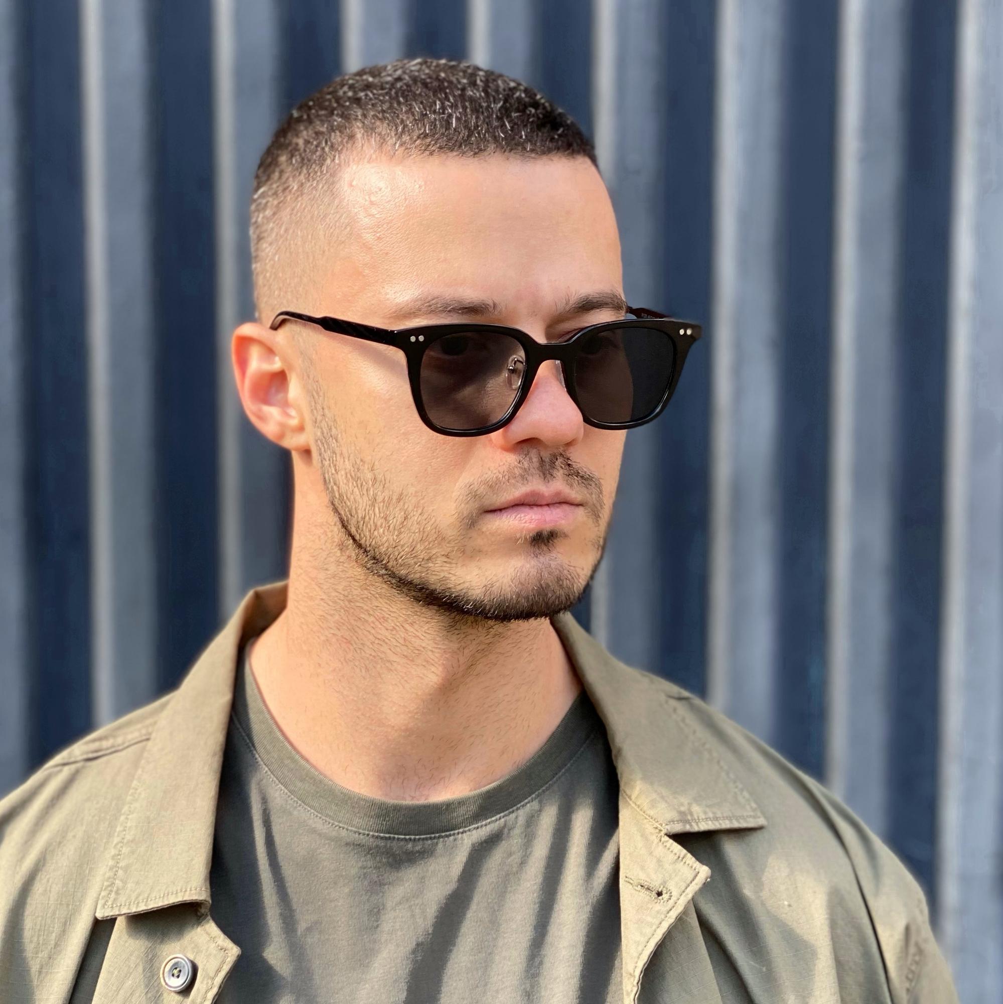 Стильные очки с темными линзами