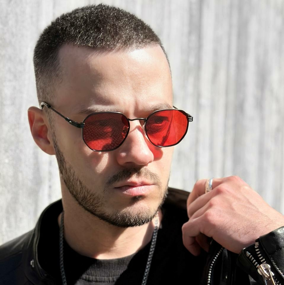 Красные очки с красными линзами