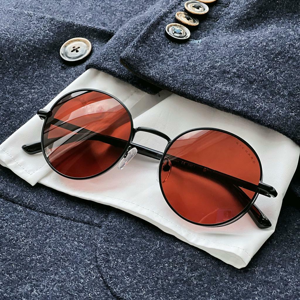 Круглые очки с красными линзами