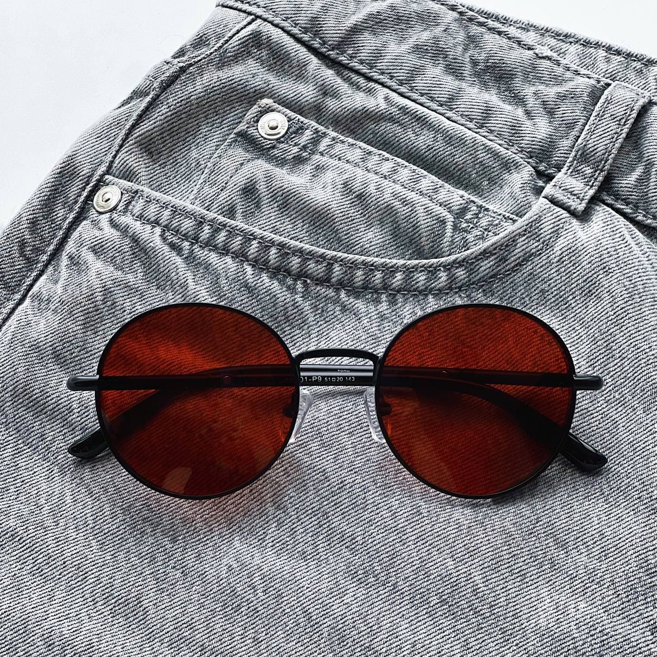 очки с красными линзами 2023