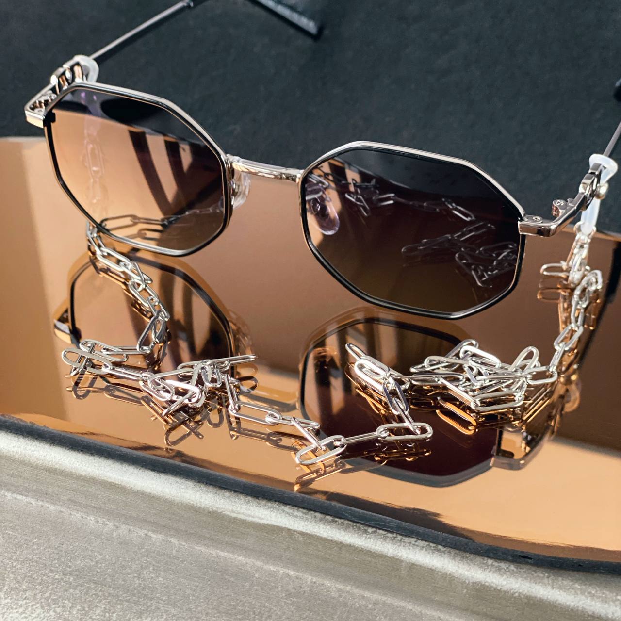 Женские очки с цепочкой тренд 2024