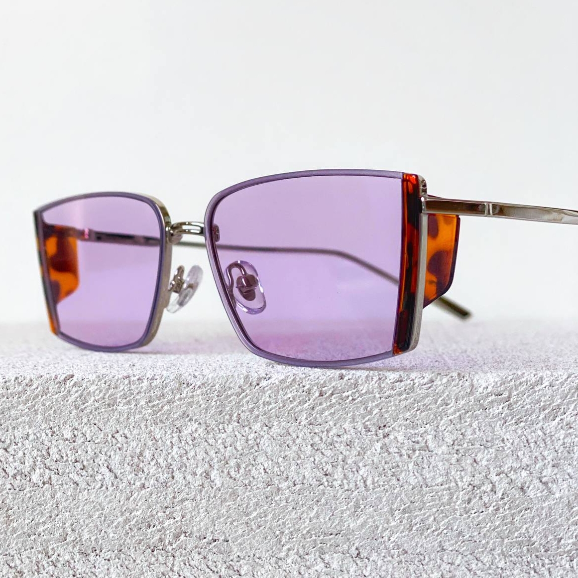 Фиолетовые солнцезащитные очки