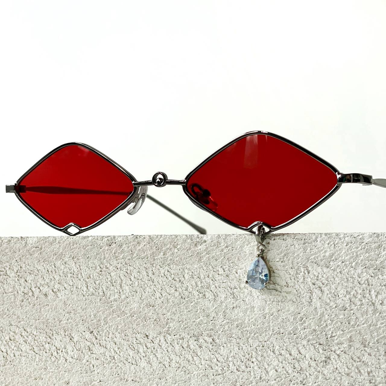 Очки с красными линзами женские