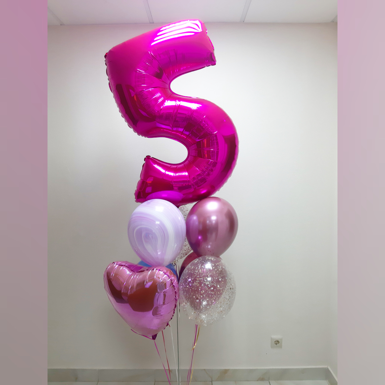 Букет с цифрой 5 и сердем из фольги