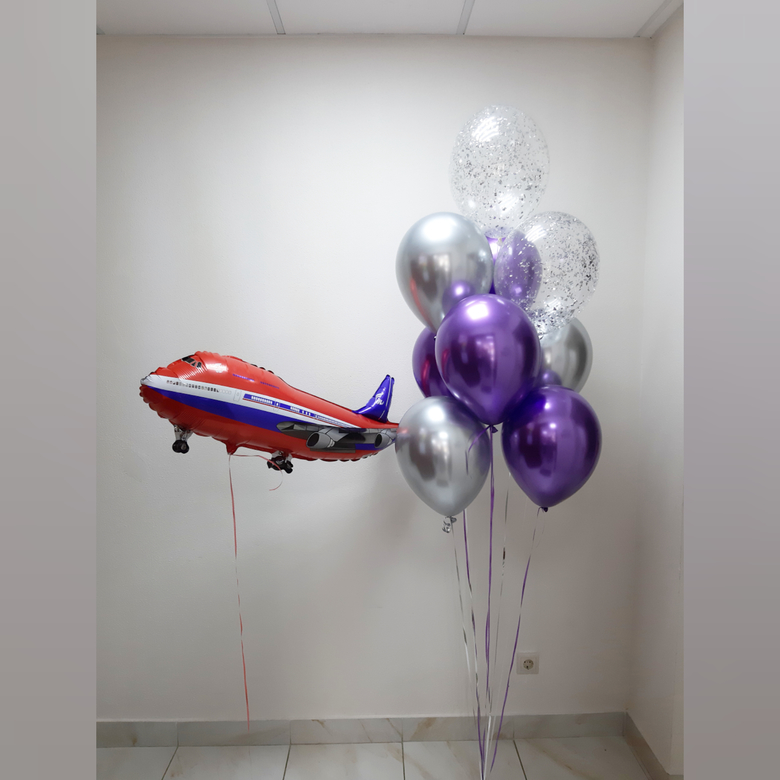 Самолет на грузе и букет из 9 шаров