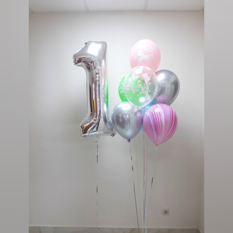 Цифра на грузе и букет из 7 шаров vip