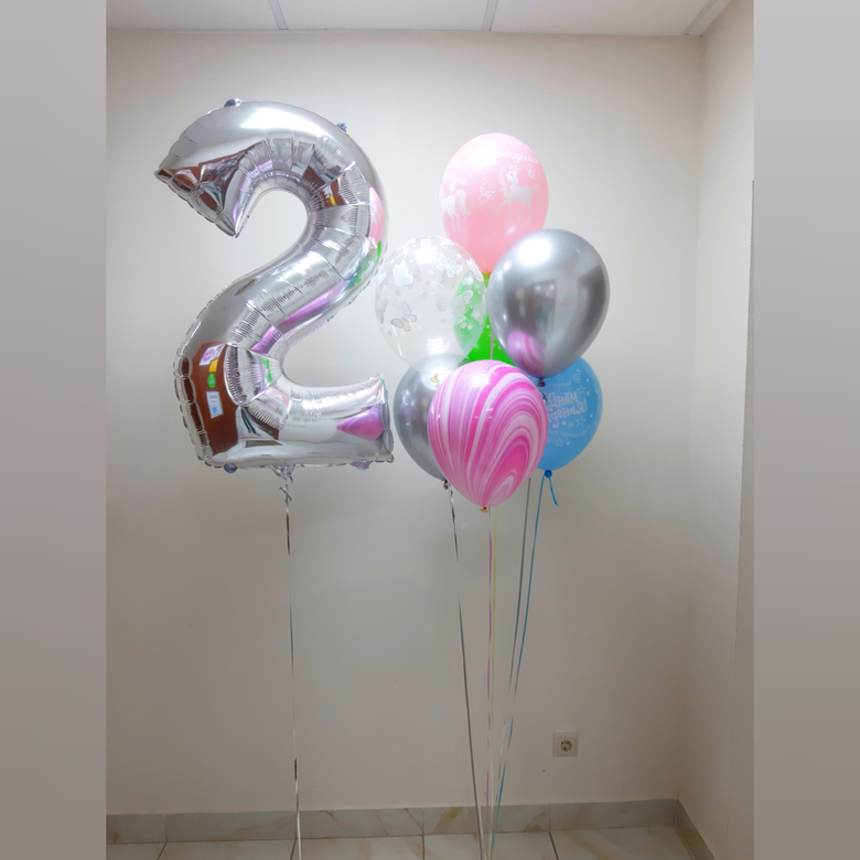 Цифра 2 на грузе и букет 7 шаров
