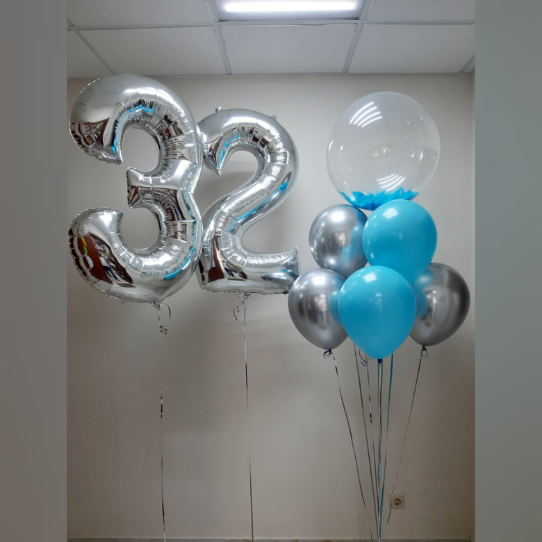 Две цифры и большой букет с перышками