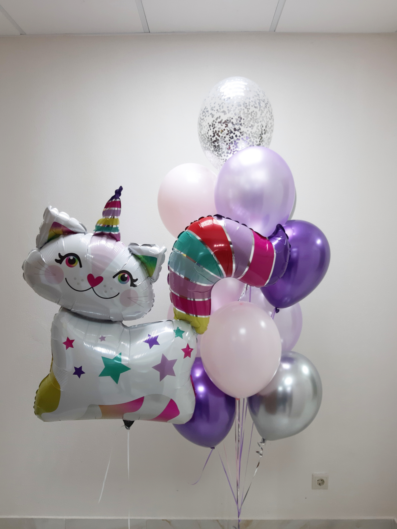 Кошка и букет