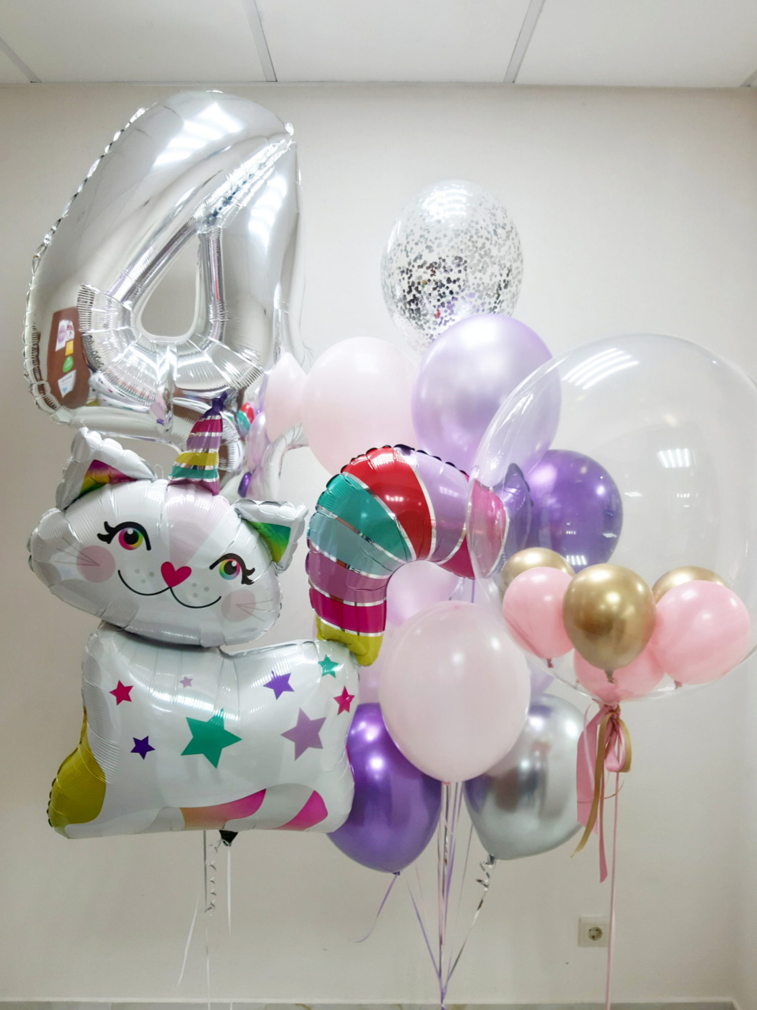 Кошка цифра и букет