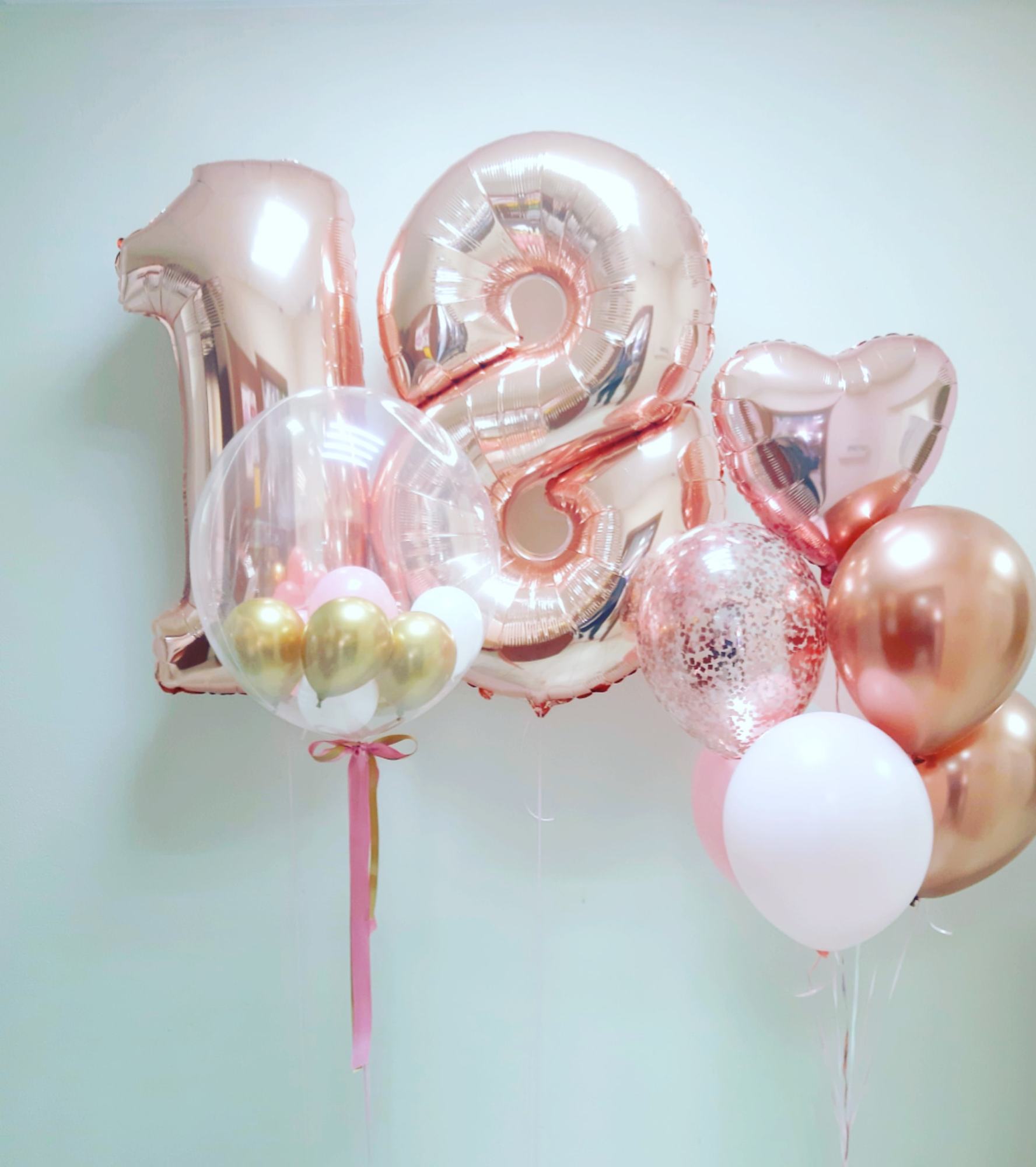 Цифры розовое золото ,букет и шар с шариками