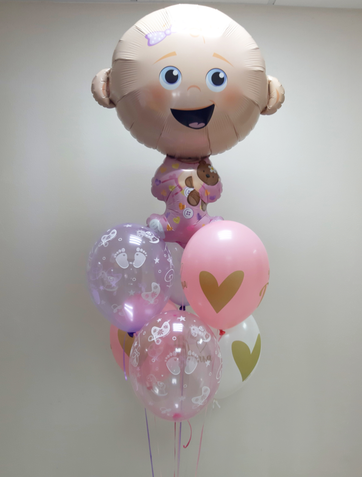 Девочка на выписку с букетом шаров