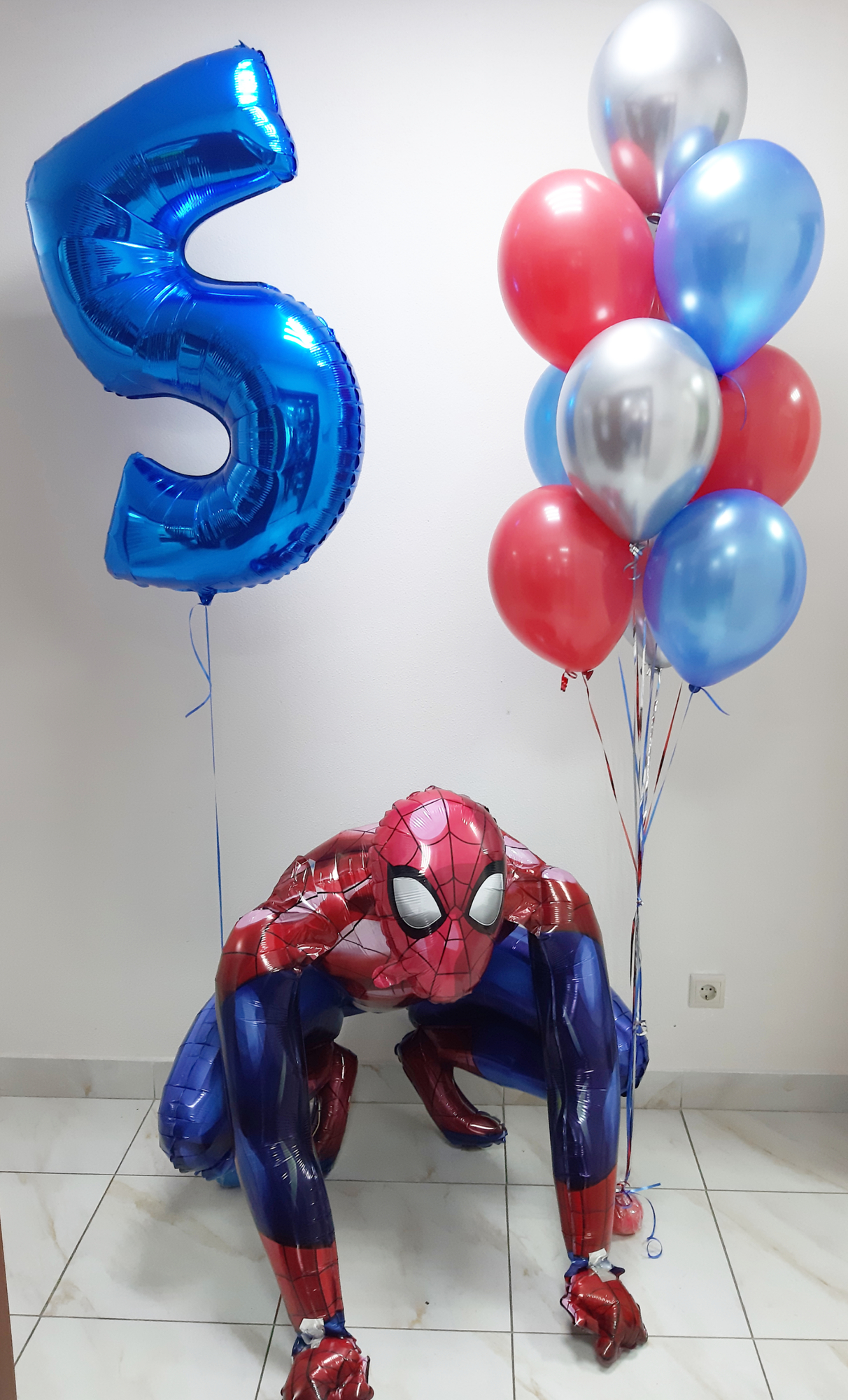 Человек паук цифра и букет