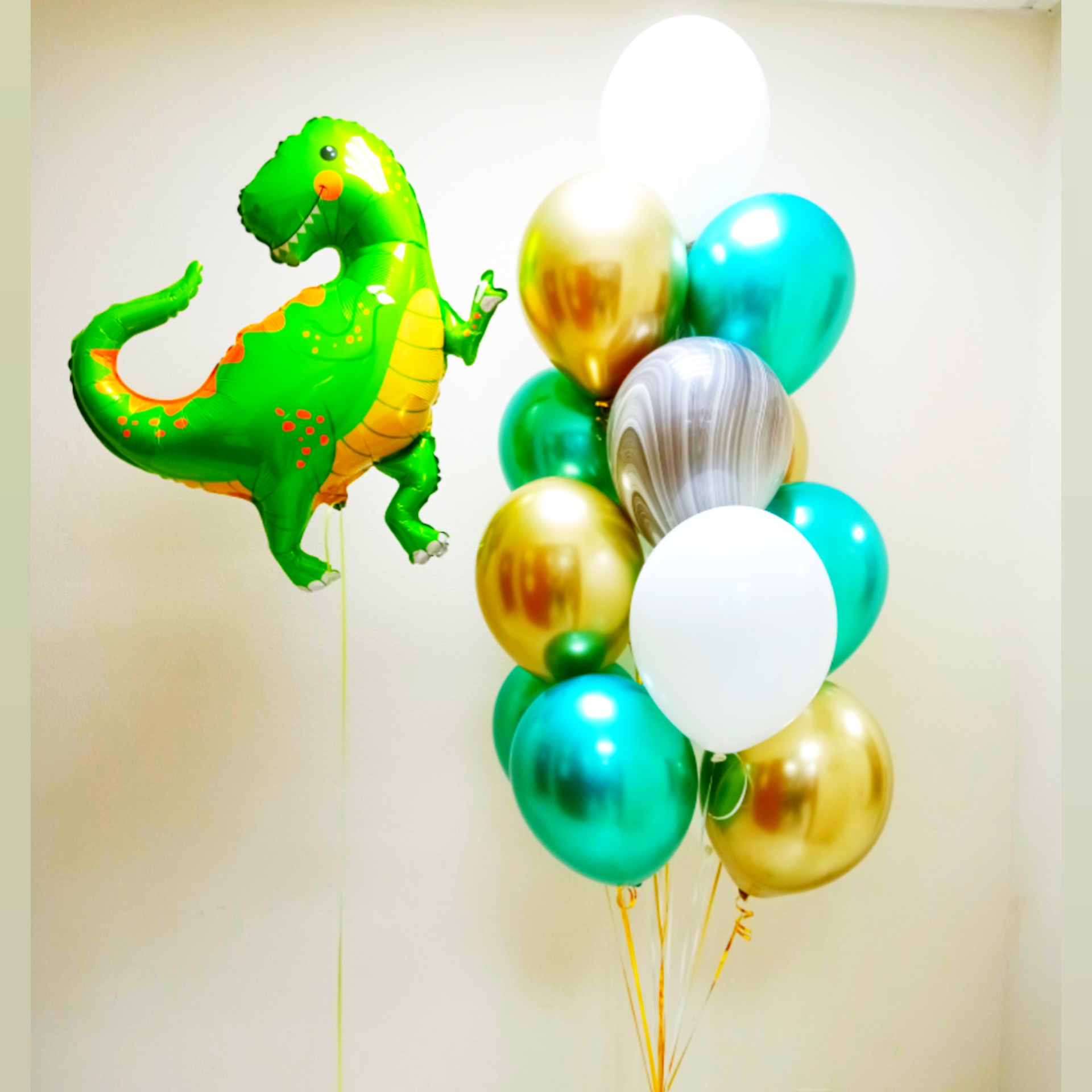 Дино и букет из 15 шаров