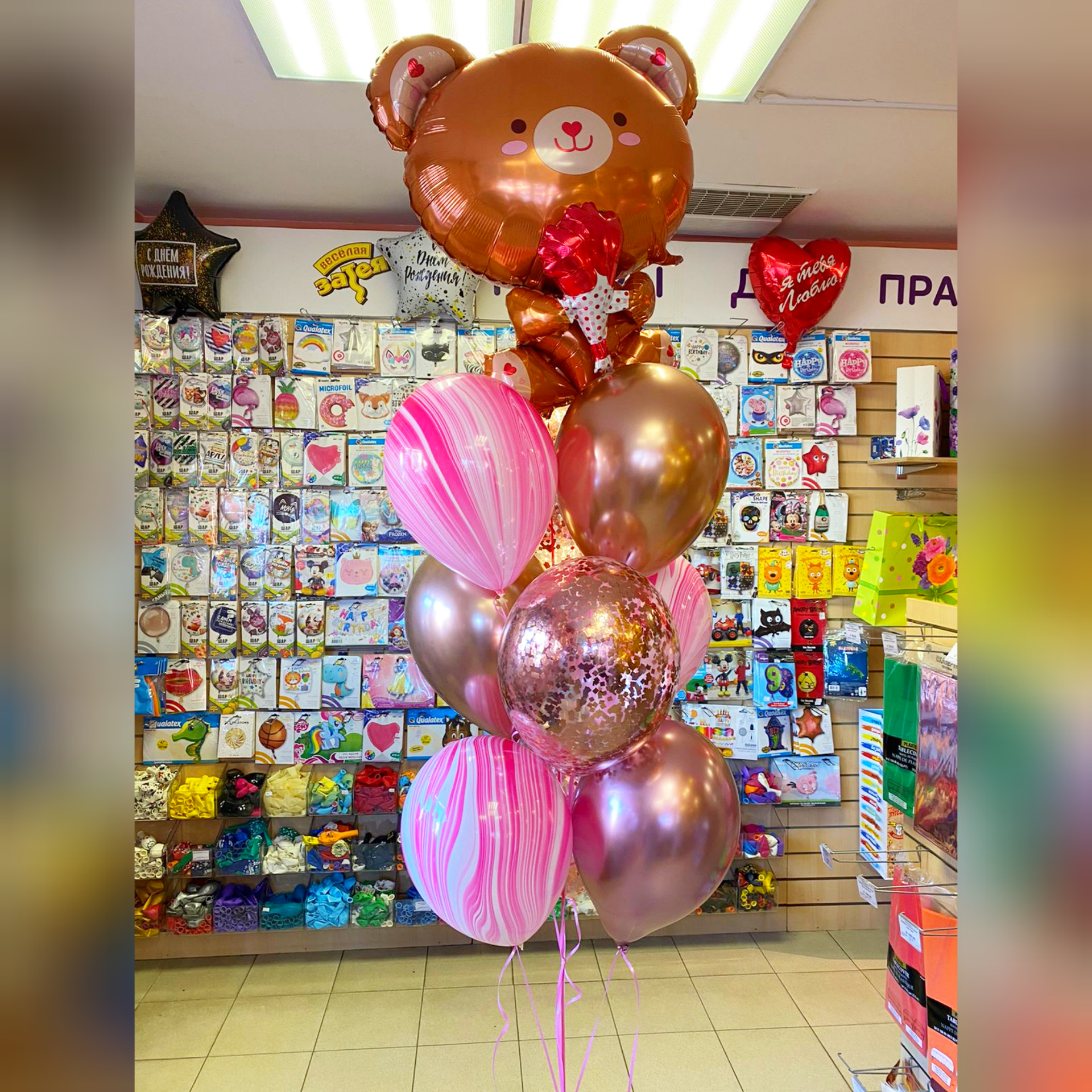 Большой Мишка с букетом роз