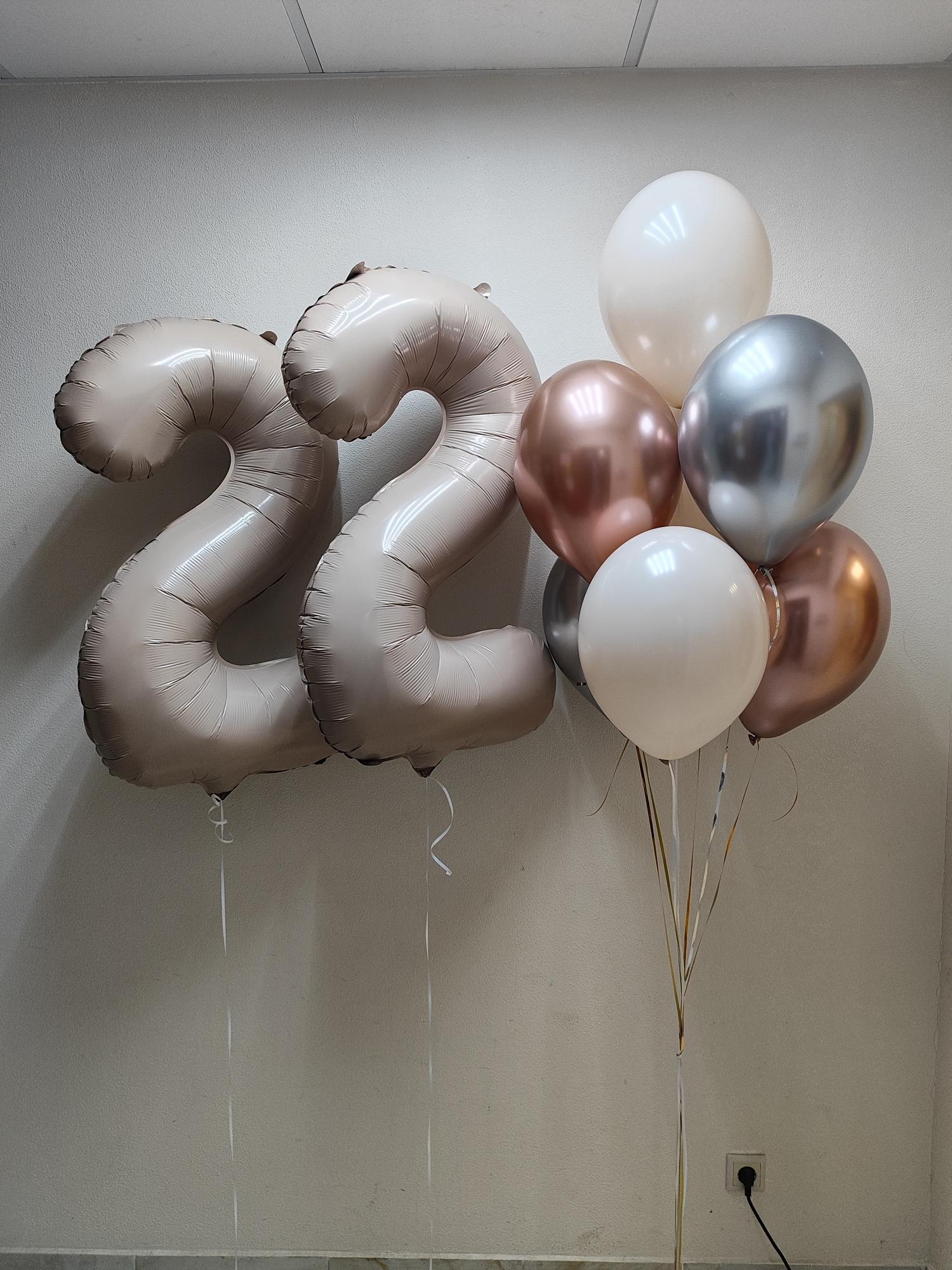 Кремовые цифры из шаров и букет шаров