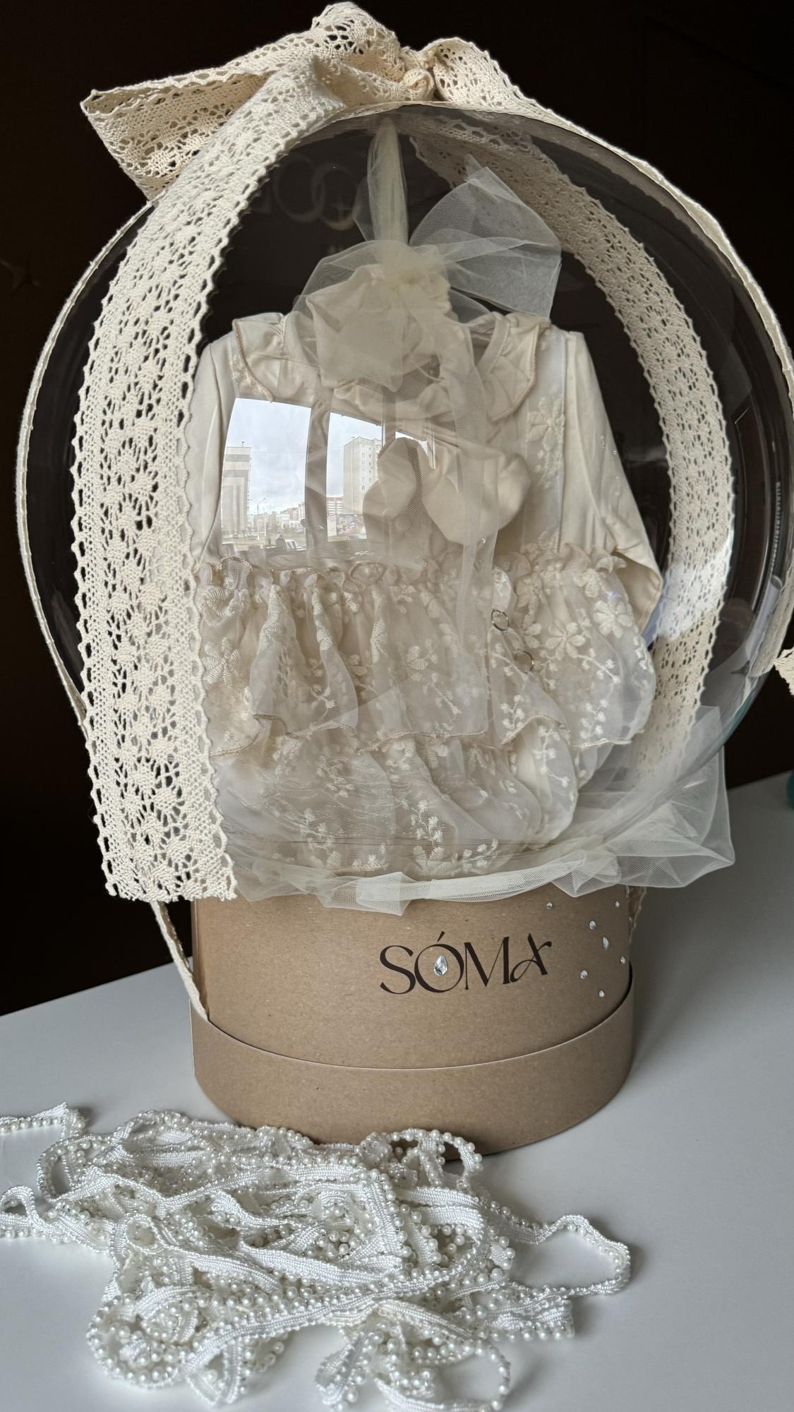 Бокс со стеклянным шаром и платьем для девочки