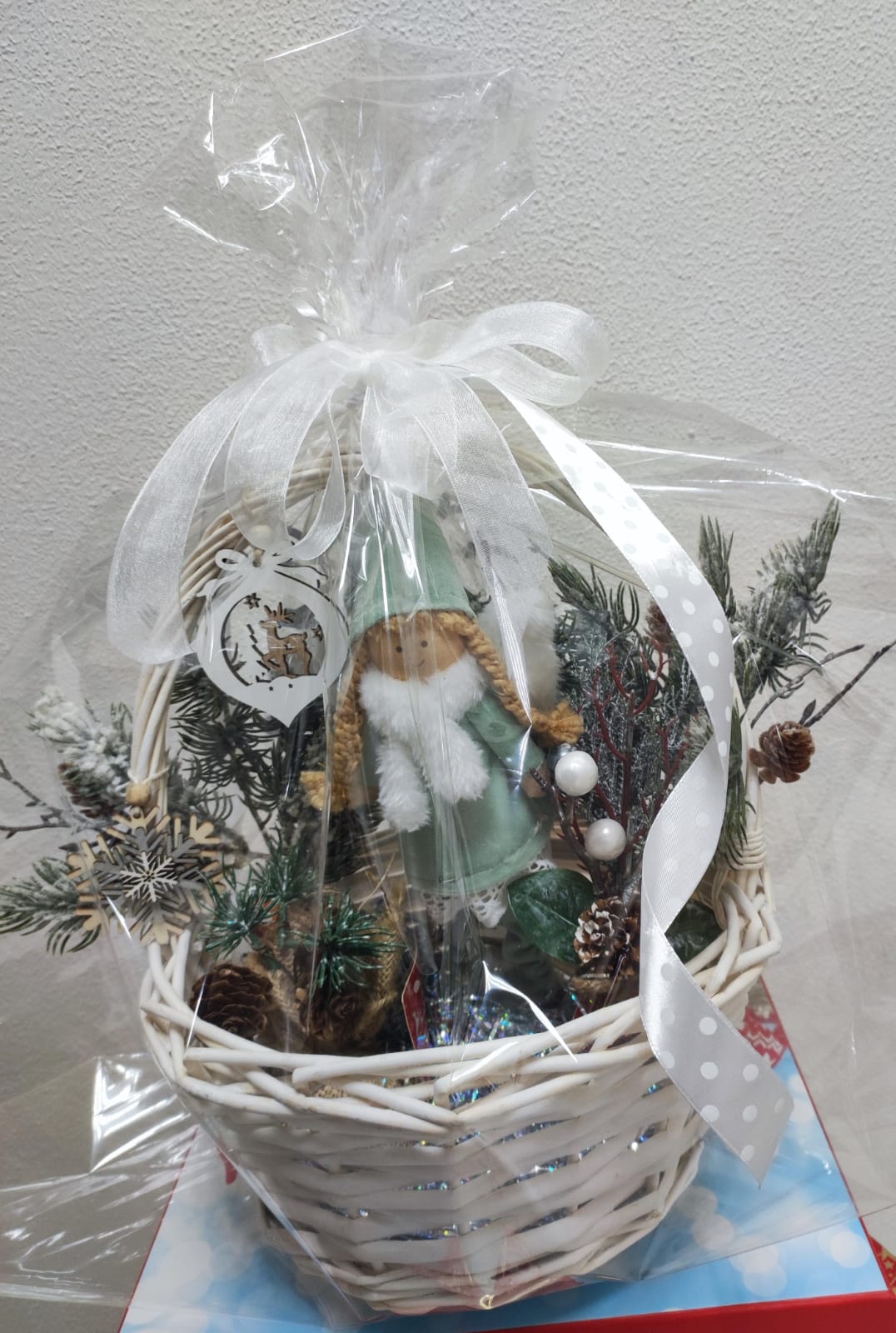 Новогодняя корзина с куклой и ветками