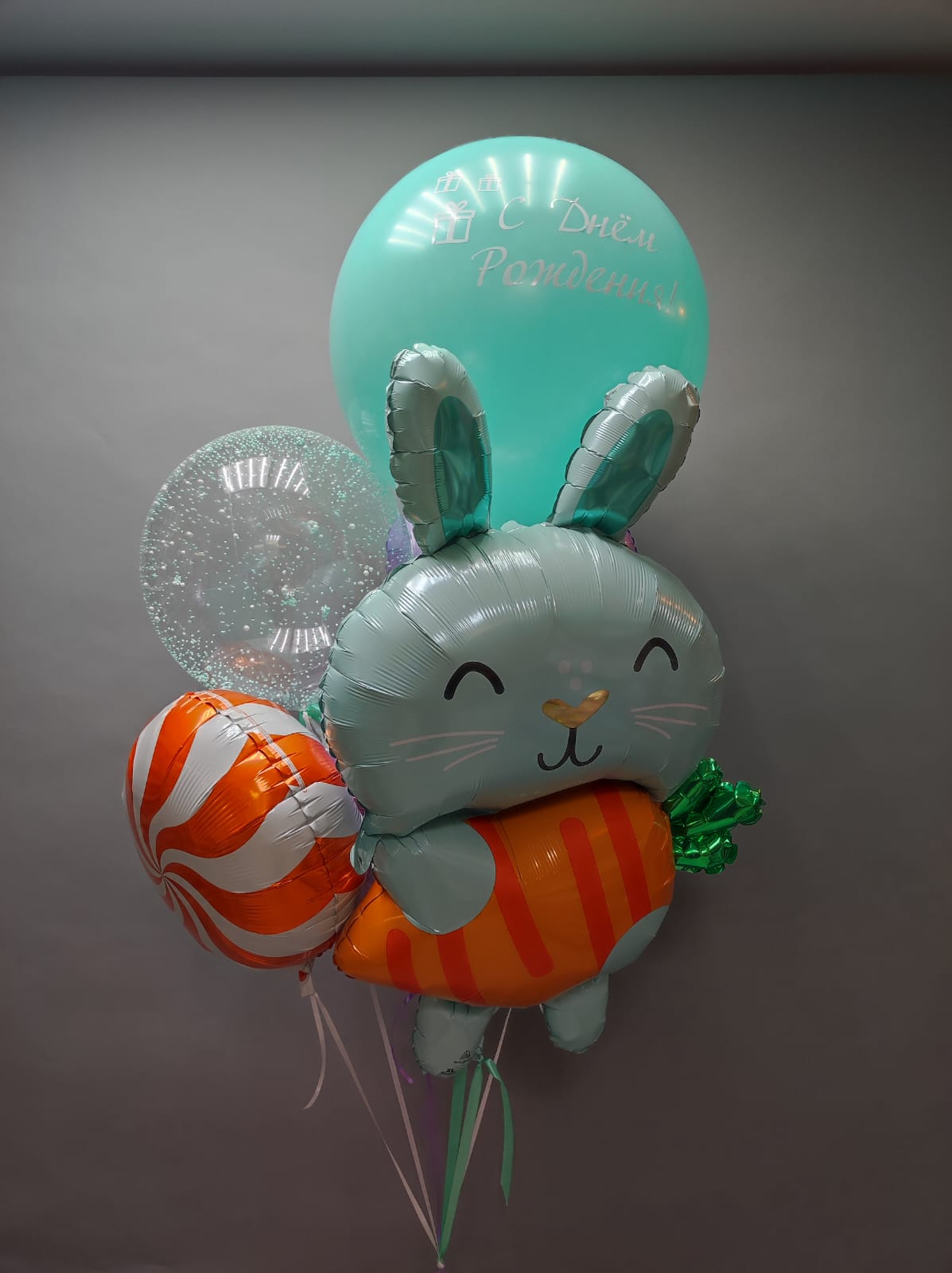Большая композиция из шаров с зайчиком и большим шаром