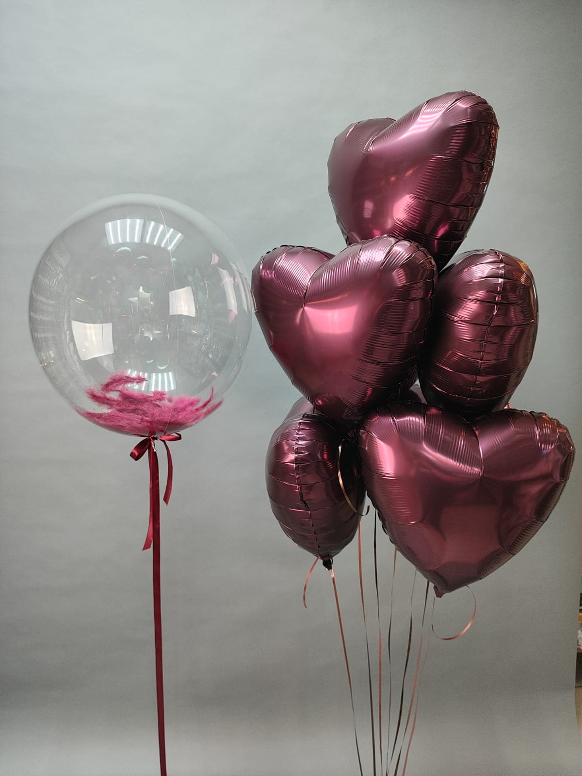 Бордовый букет сердец и шар с бордовыми перьями